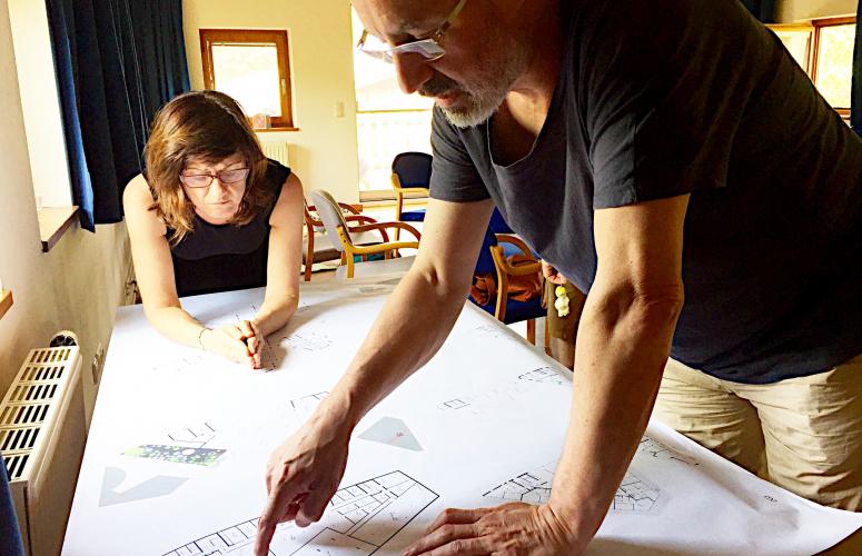 Architekt Bruno Sandbichler erklärt die Pläne.